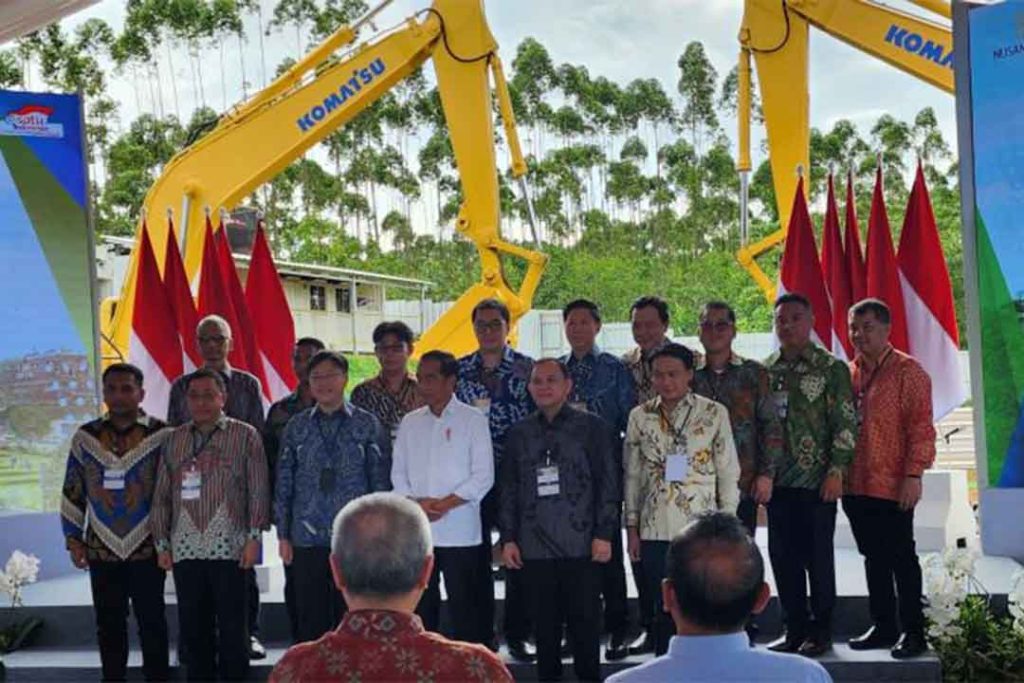 Presiden RI Joko Widodo bersama Direktur Astra Rudy (ketiga kiri) beserta Eksekutif Grup Astra usai acara Groundbreaking Astra Biz Center-IKN oleh Astra di Ibu Kota Nusantara pada Selasa (4/6).