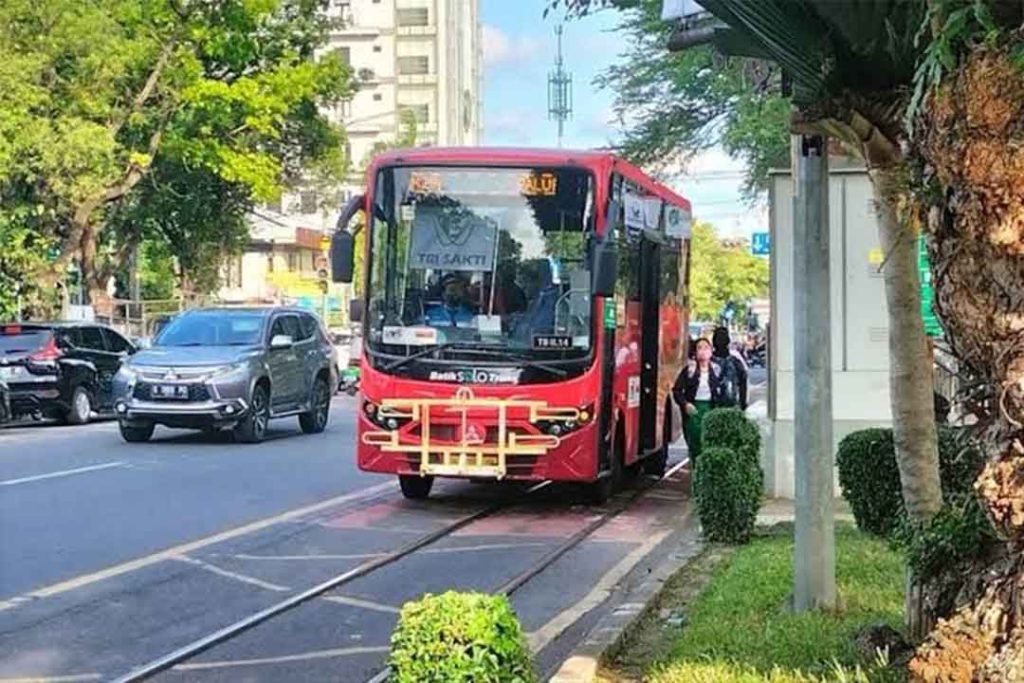 Bisway sebagai sarana transportasi massal.