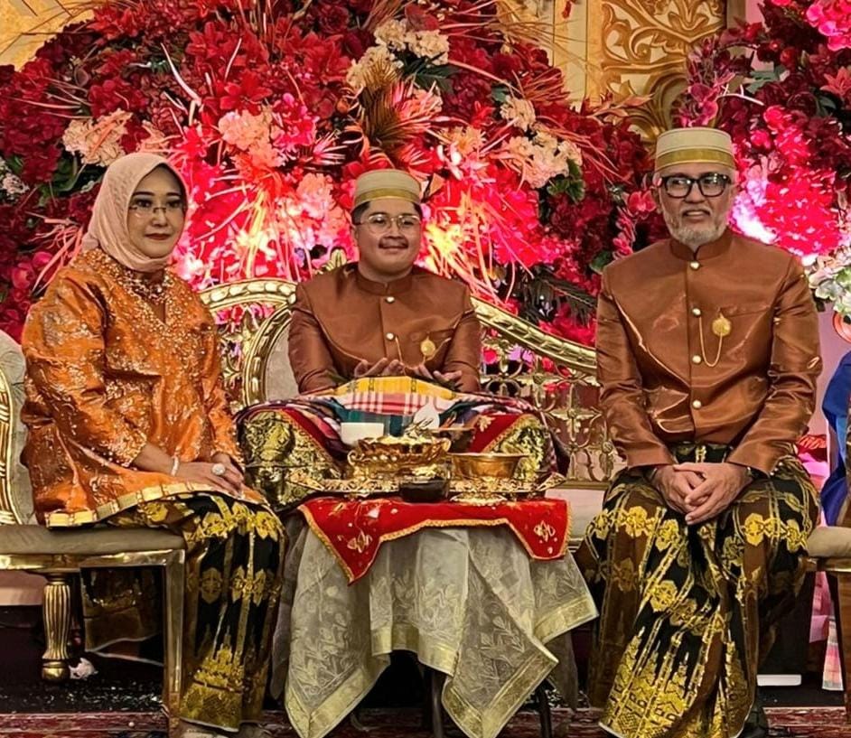 Dr Dio, dr Uga, dan dr Aspian dalam acara mappacci.
