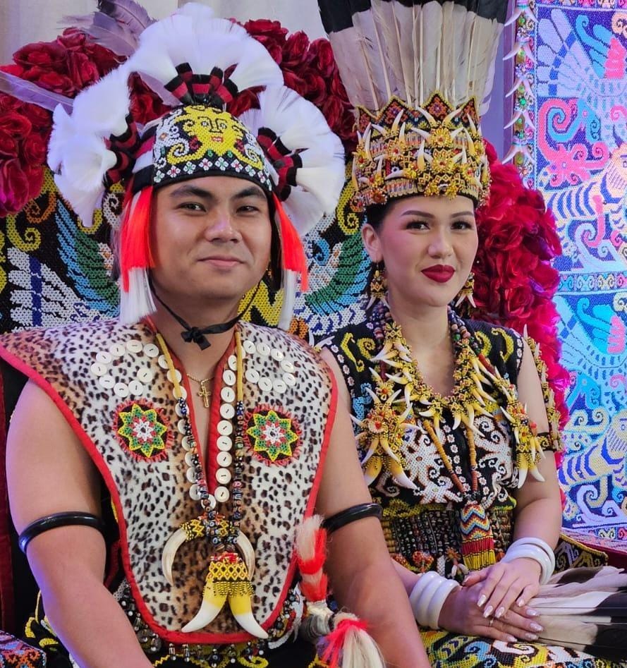 Mempelai Stefanus dan Maria dalam busana adat Dayak Kenyah.