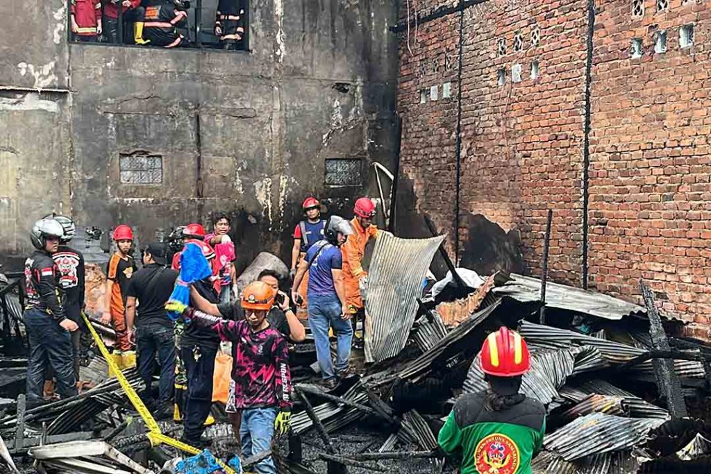 Proses evakuasi korban terbakar