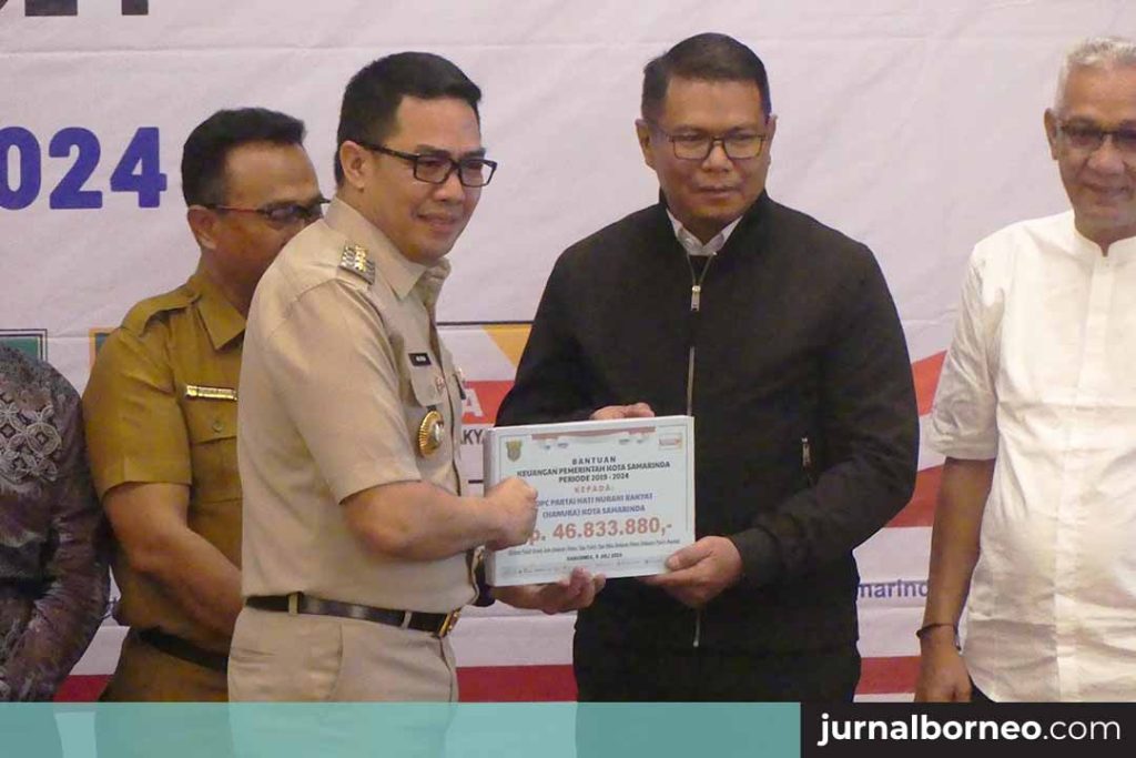 Penyerahan bantuan keuangan kepada partai politik kota Samarinda secara simbolis oleh Wali Kota Samarinda. (Foto: Titah/Jurnalborneo)