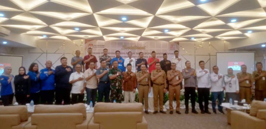 Foto bersama dengan semboyan Pemilu damai bersama partai politik - Agus