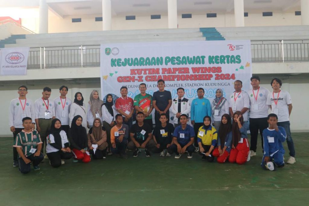 Panitia dan peserta Kejuaraan Terbuka Kutim Paper Wings Gen-Z Championship 2024.