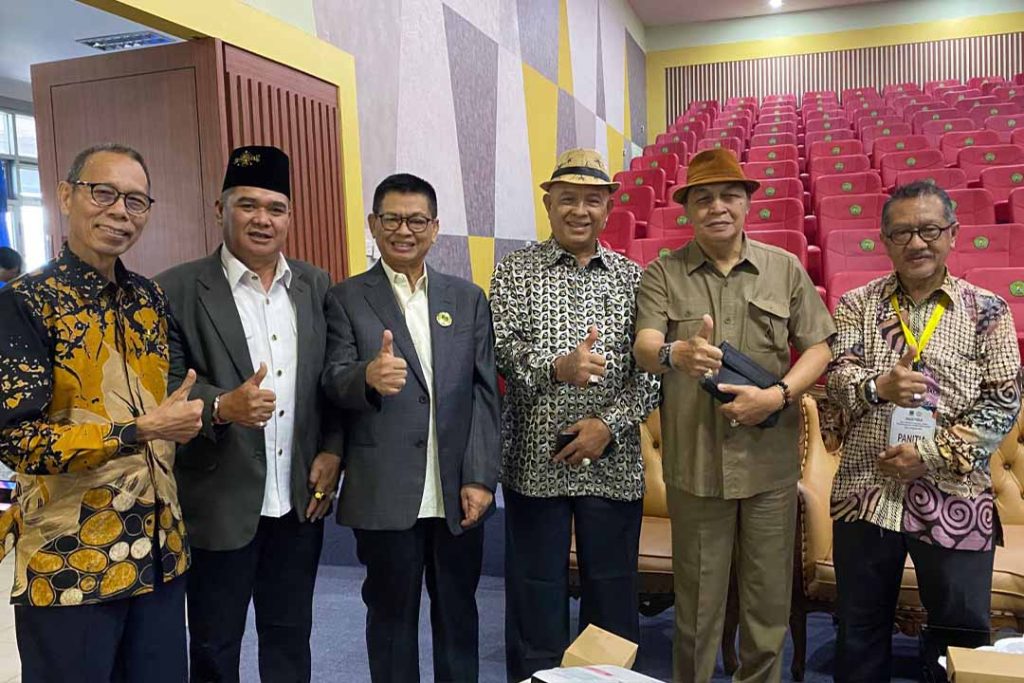 Ketua PW KBBKT, Irianto Lambrie bersama beberapa pejabat yang hadir dalam acara Dialog Publik di Universitas Mulawarman