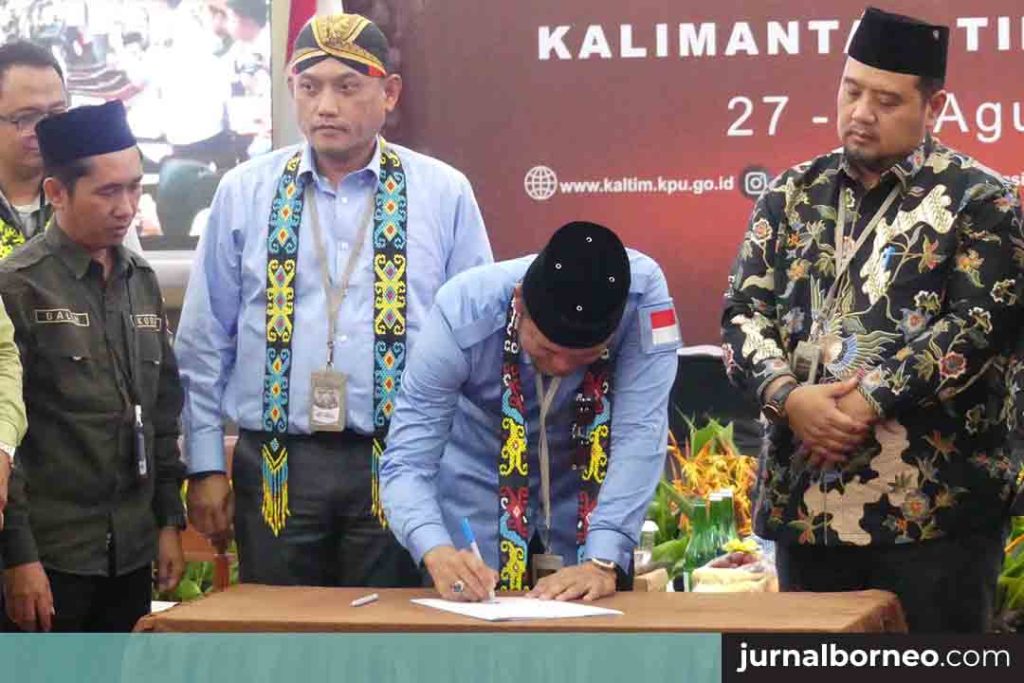 Rudy Mas'ud menandatangani berkas pendaftaran. (Titah/Jurnalborneo)