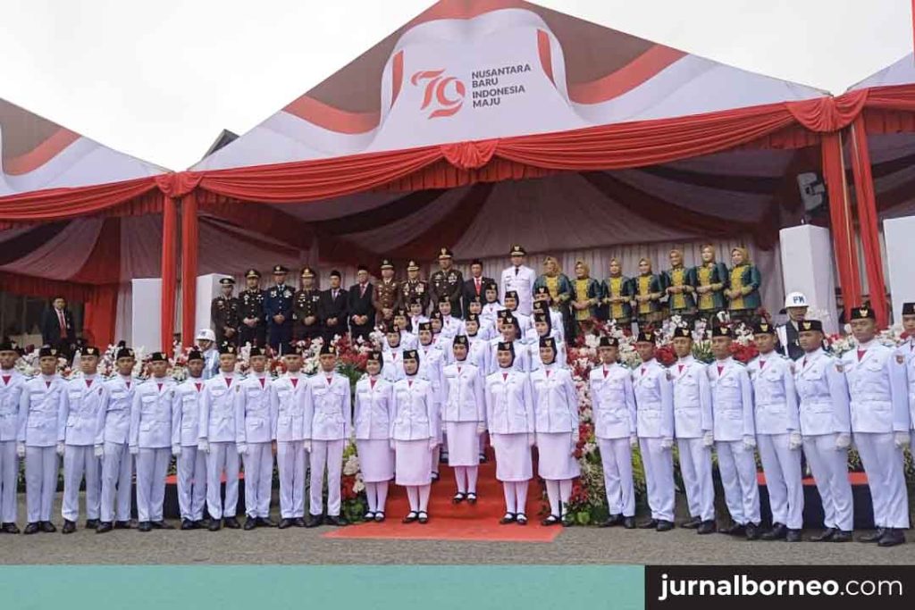Foto bersama pasukan Pengibar Bendera Pusaka (Paskibraka) dan Wali Kota Samarinda, Andi Harun bersama pejabat lainnya (Jalia/Jurnalborneo)