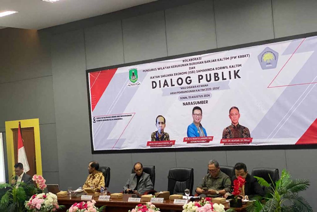 Para pembicara di acara Dialog Publik di Gedung Dekanat Fakultas Ekonomi Lantai 3, Kampus Universitas Mulawarman, Gunung Kelua, Samarinda pada Senin (19/8/2024).