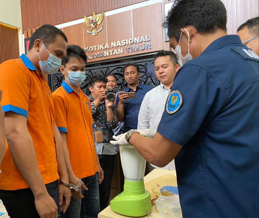 Proses pemusnahan narkotika di depan tersangka