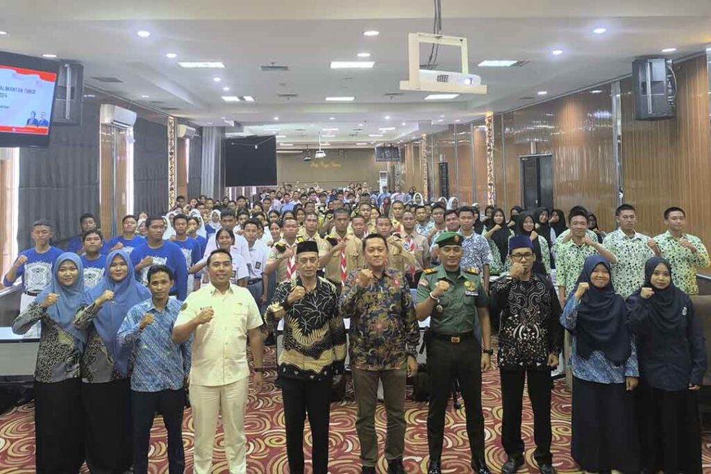 Para peserta sosialisasi berfoto bersama usai acara "Sosialisasi Pembentukan Paskibraka Kalimantan Timur Bagi Pelajar SMA/Sederajat Tahun 2024"
