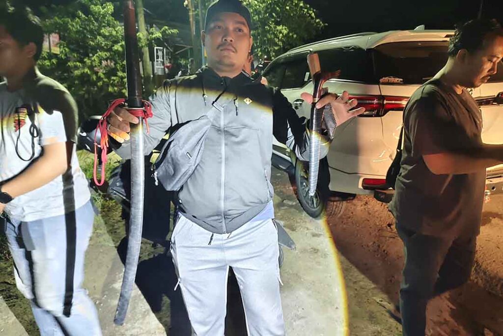Barang bukti sajam yang ikut diamankan