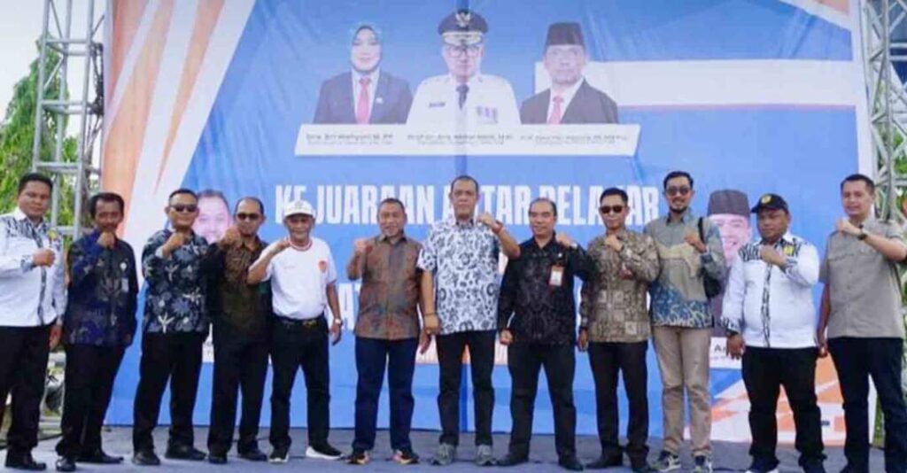 Foto bersama para penyelenggara Kejuaraan Pelajar Se-Kaltim cabang olahraga karate dan silat