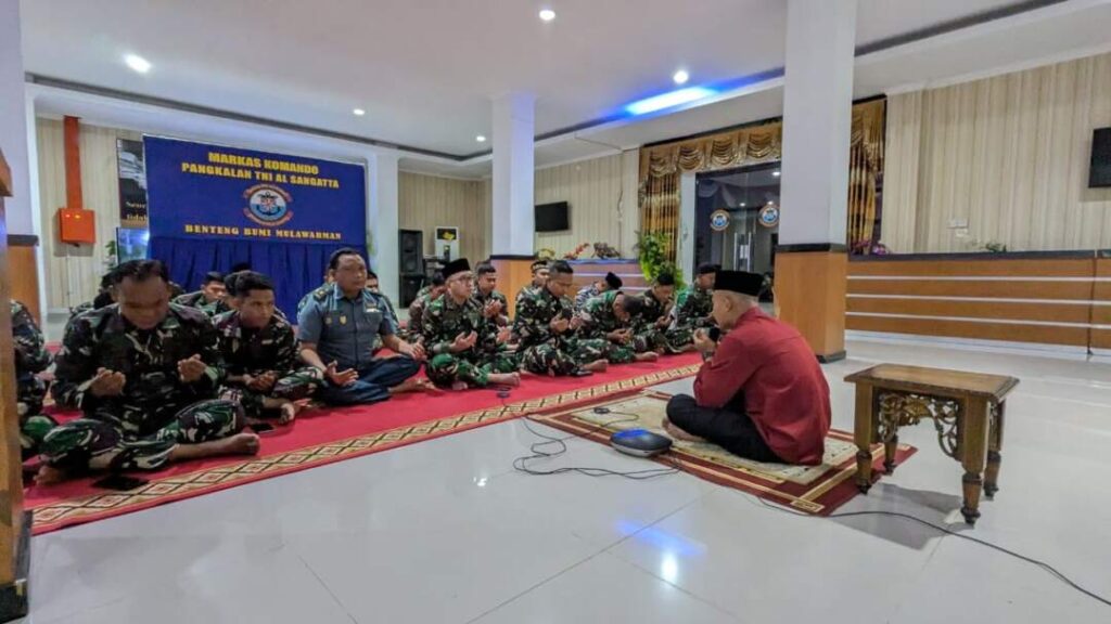 Suasana doa bersama dalam rangka HUT TNI ke-79 berlangsung di Hall Mako Lanal Sangatta, Teluk Lingga, Kecamatan Sangatta Utara, Kabupaten Kutai Timur, Kalimantan Timur pada Kamis (03/10/2024).