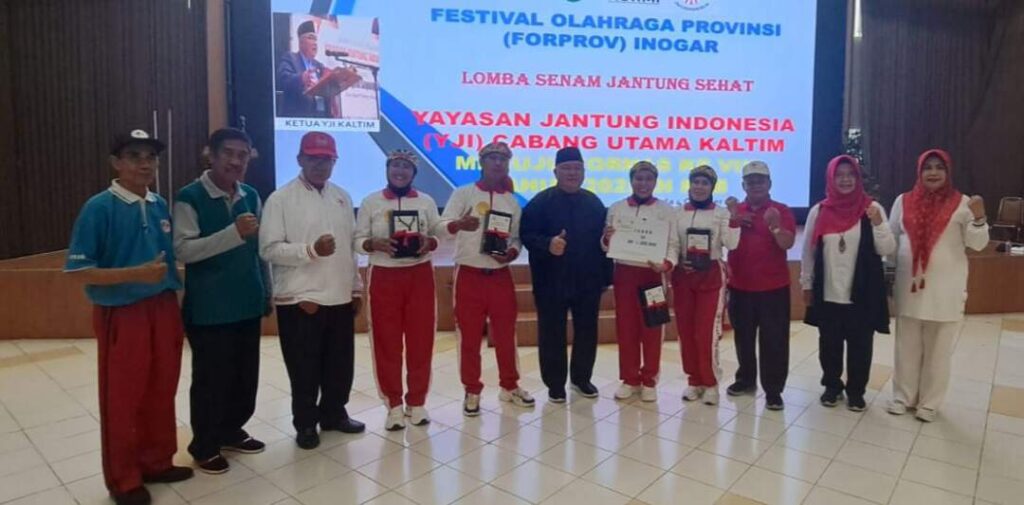 Foto bersama pengurus YJI dan pemenang