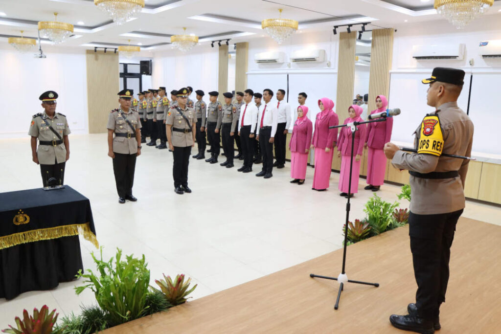 Kapolres Ketapang AKBP Setiadi pimpin Sertijab Kapolsek Sandai dan Simpang Dua setelah Apel Operasi Zebra Kapuas 2024, Senin (14/10/2024)