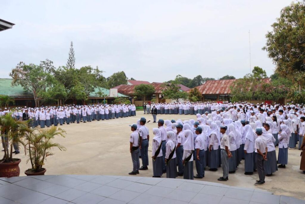 Peserta upacara pelajar SMA Negeri PPU, Senin (14/10/2024) (Humas Polres PPU)