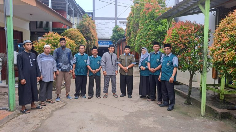 Pimpinan dan pengasuh pondok pesantren Al Hayat saat menerima Ketua STAI dan rombongan.