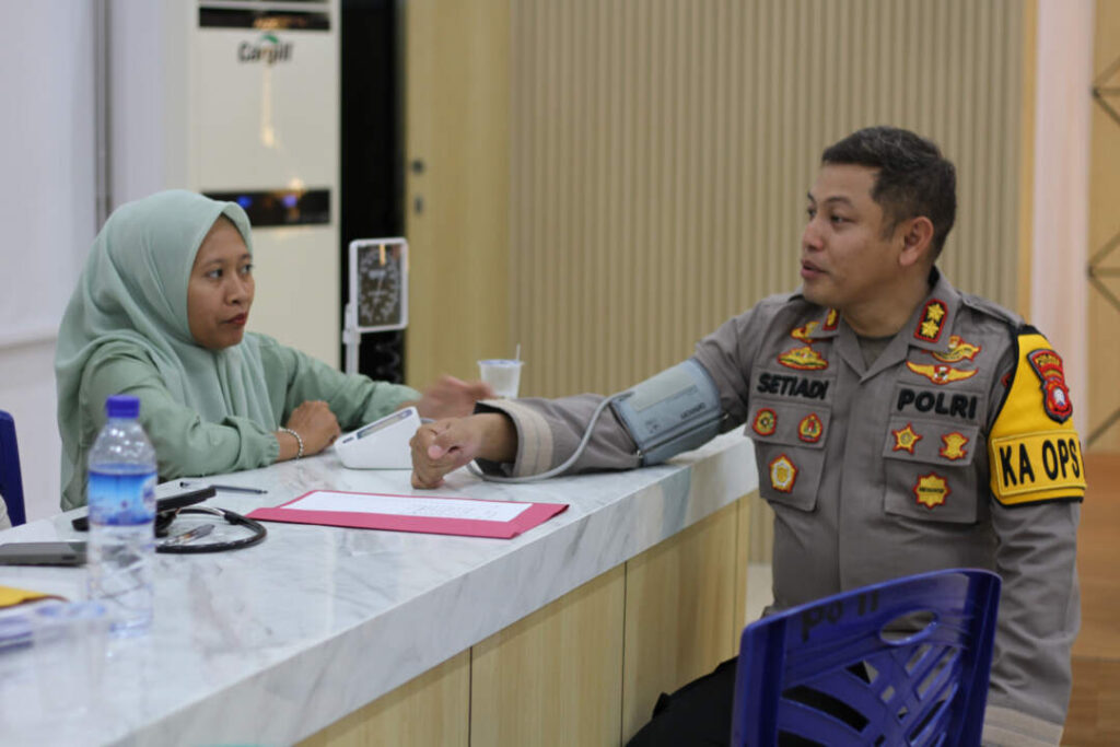 Kapolres Ketapang AKBP Setiadi sedang melakukan pengecekan tekanan darah dan HB darah sebelum proses donor darah - Istimewa