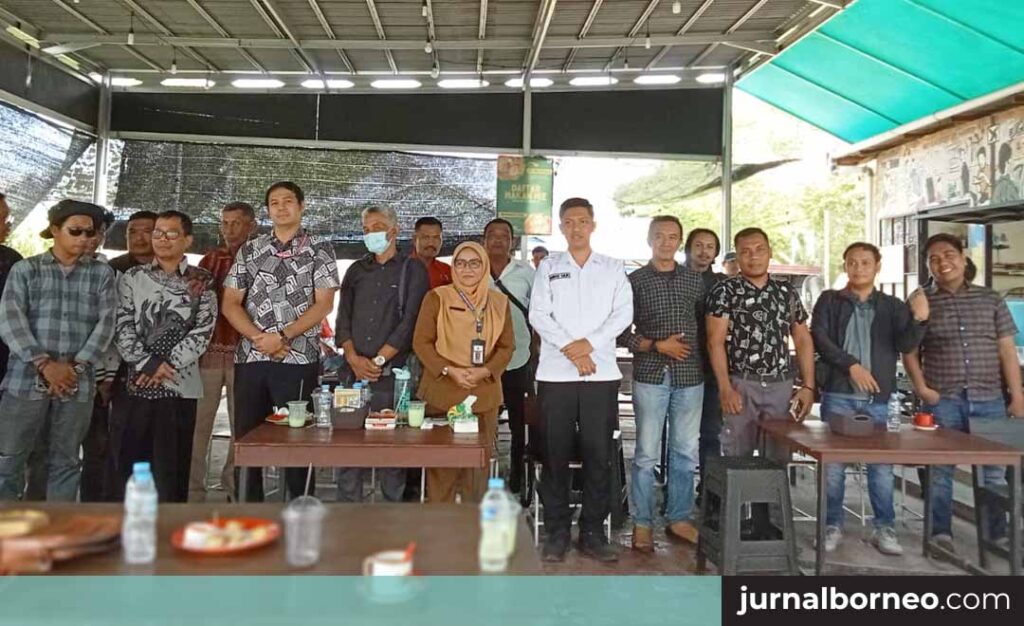 KPU Ketapang berfoto bersama dengan awak media setelah media gathering, Senin (04/11/2024) - Agus Safarudin