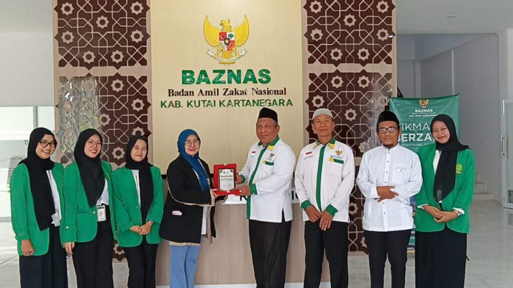 Foto bersama saat pemberian cinderamata untuk Baznas Kab. Kukar