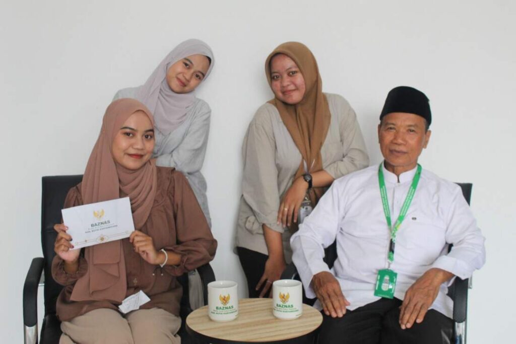 Foto bersama saat pemberian cinderamata untuk Baznas Kab. Kukar