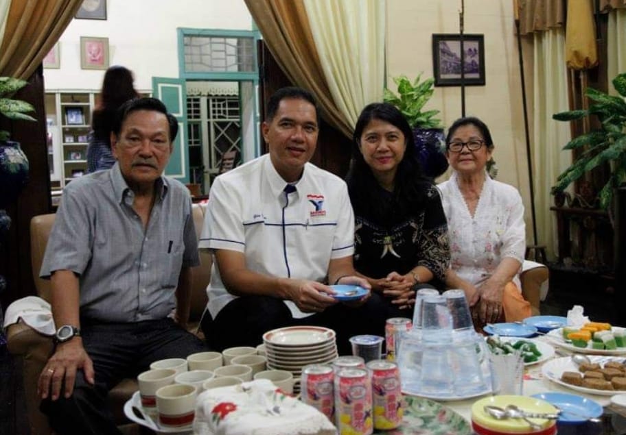 Pak Ronald dan istri, Ibu Pinky semasa hidup saat menyambut kunjungan Menteri Perdagangan Gita Irawan Wirjawan dan istri di Villa Annie tahun 2014.