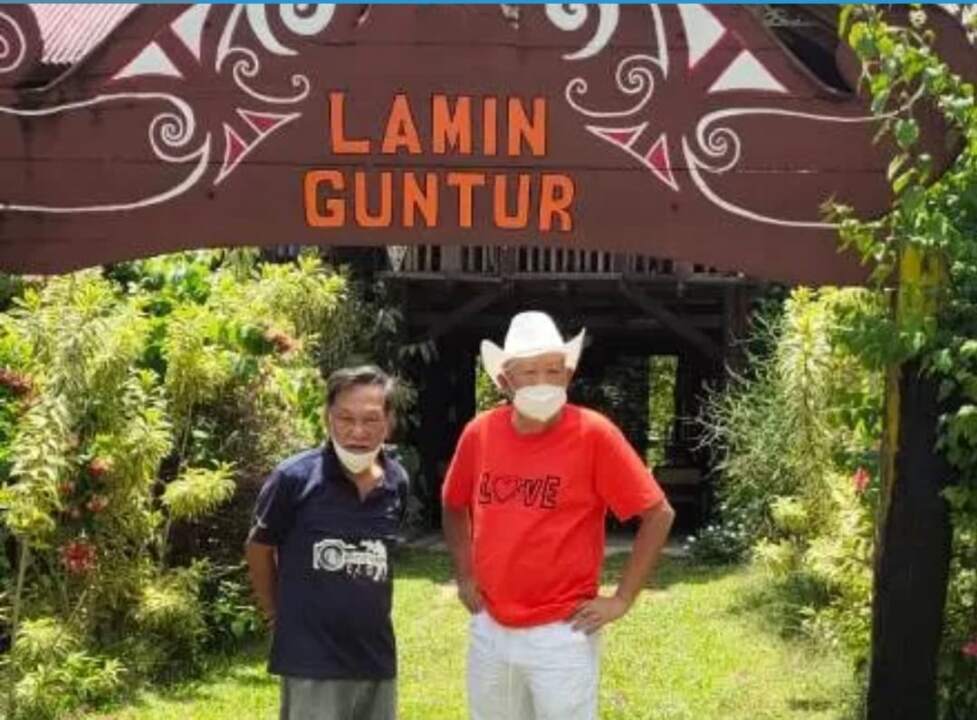 Pak Ronald dengan seorang turis di Lamin Guntur.