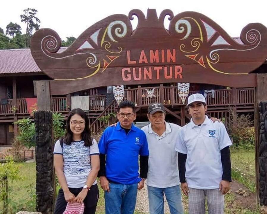 Syafruddin Pernyata (kaus biru) bersama Pak Ronald ketika berkunjung ke Lamin Guntur di Teluk Sumbang.