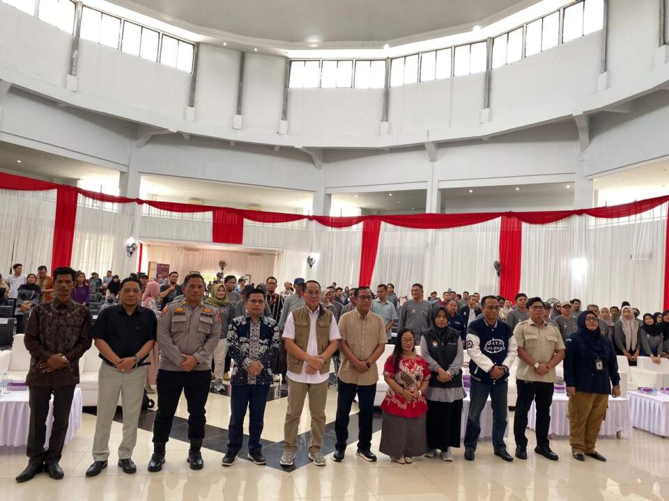 Foto bersama dalam kegiatan simulasi pemungutan suara pilkada 2024