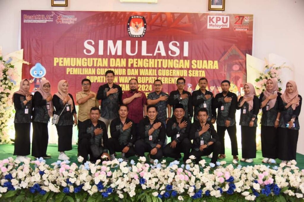 Moment foto bersama setelah simulasi pemungutan dan penghitungan suara sukses digelar - Istimewa