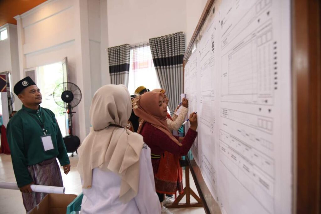 KPPS melakukan simulasi penghitungan surat suara dan mendokumentasikan hasil penghitungan suara ke Aplikasi Sirekap - Istimewa
