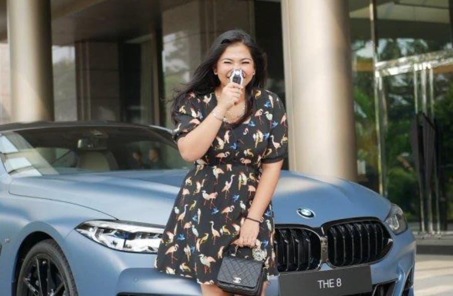 Liana Saputri dengan BMW langkanya.(Ist)
