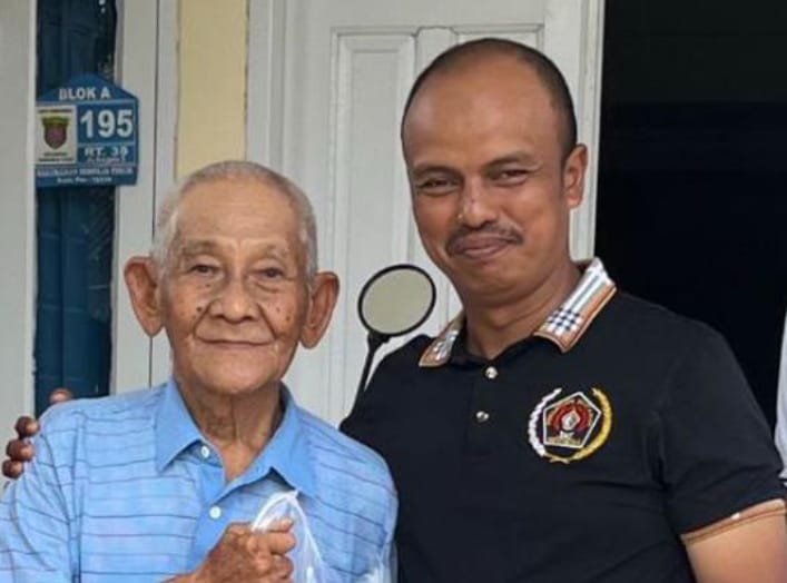 Sekretaris PWI Kaltim, Achmad Shahab (kanan) bersama wartawan legend Ibrahim Konong.