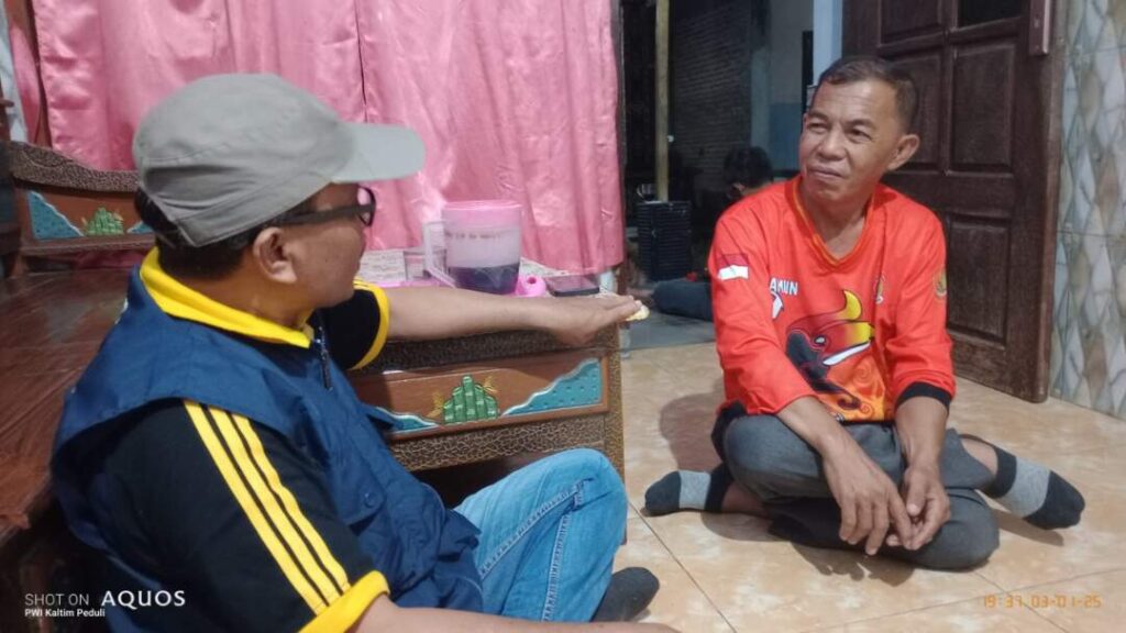 Jamrun pegiat sosial kabupaten Paser (kanan) saat berdiskusi untuk penanganan Yuyun dan anaknya bersam Totok TKSK Sukadono