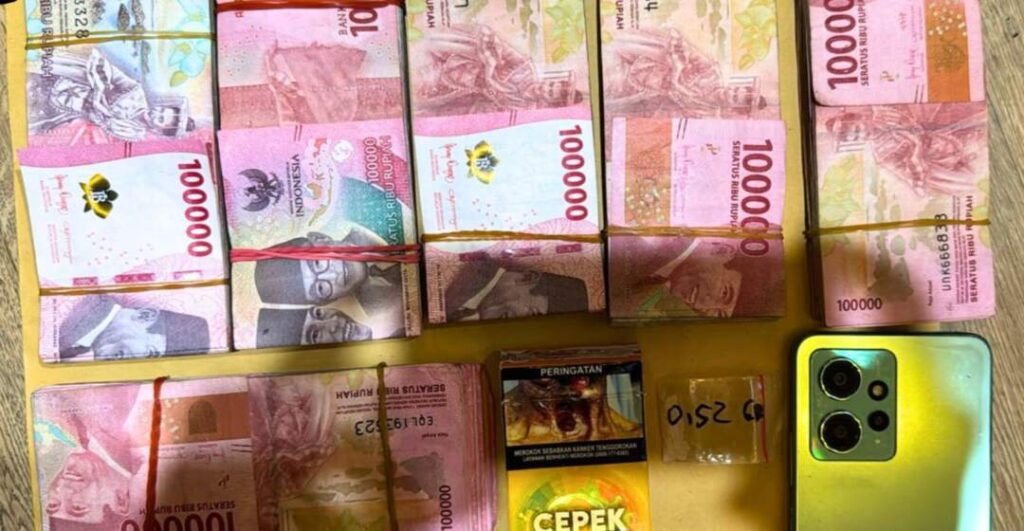 Puluhan juta rupiah dan barang bukti lainnya yang di sita polisi