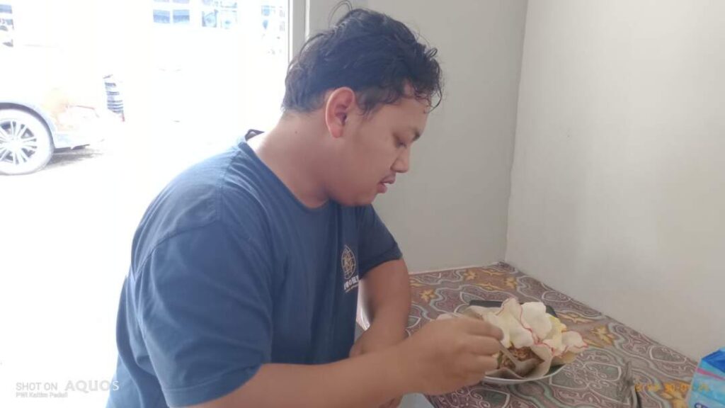 Pelanggan sedang menikmati gado-gado.