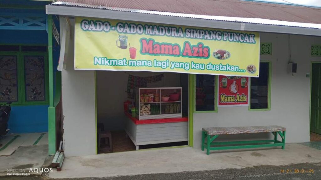 Warung Gado-gado Madura Simpang Puncak yang dirintis Mama Azis sejak setahun lalu.
