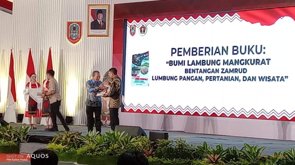 Penyerahan buku Bumi Lambung Mangkurat Bentangkan Zamrud Lumbung Pangan, Pertanian, dan Wisata.