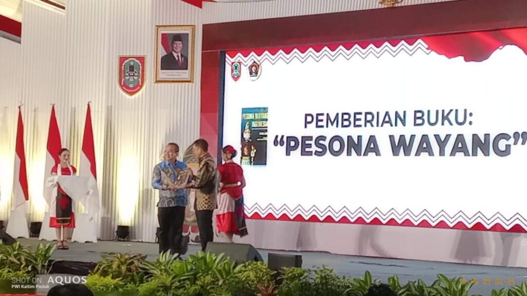 Penyerahan Buku Pesona Wayang dari Menbud Fadli Zon kepada Muhammad Syarifuddin Sekda Kalsel.