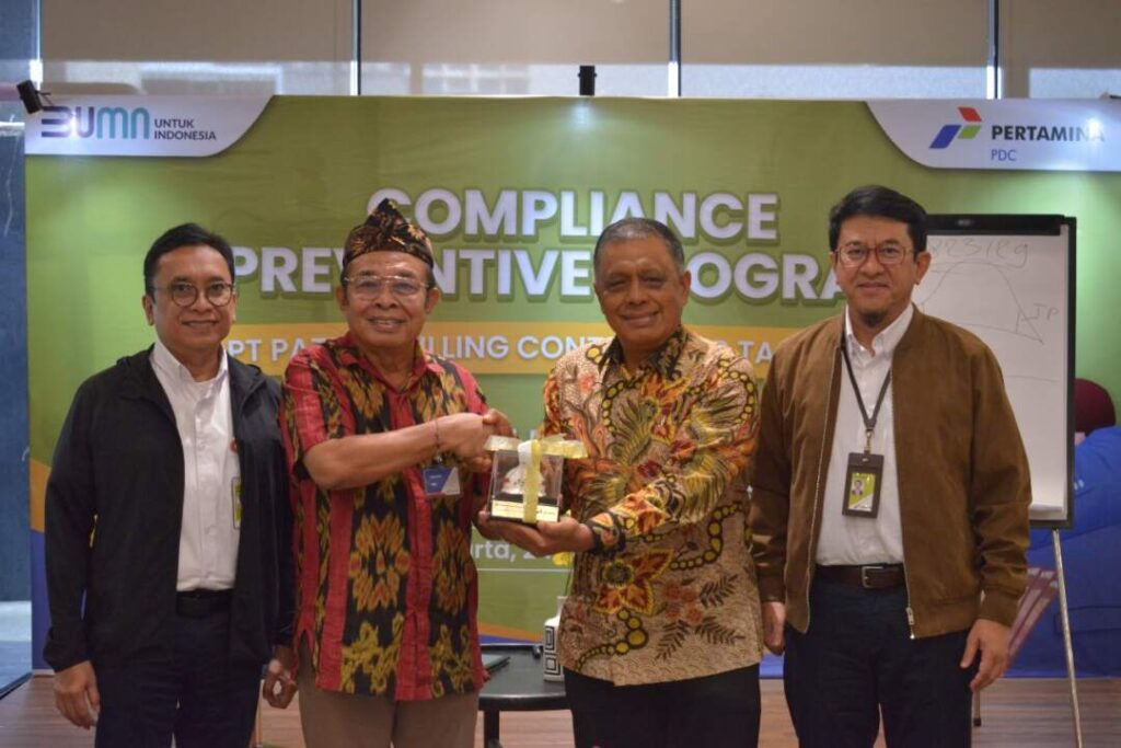 Direktur Utama PDC Faried Iskandar Dozyn menyerahkan cinderamata kepada Waluyo Marto Wiyoto, pakar di bidang governance, risk, and compliance.