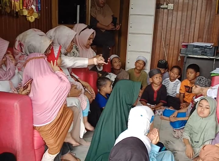 Pengurus IKWI Kaltim berbaur dengan anak-anak panti asuhan Nur Fisabilillah Hasanah.