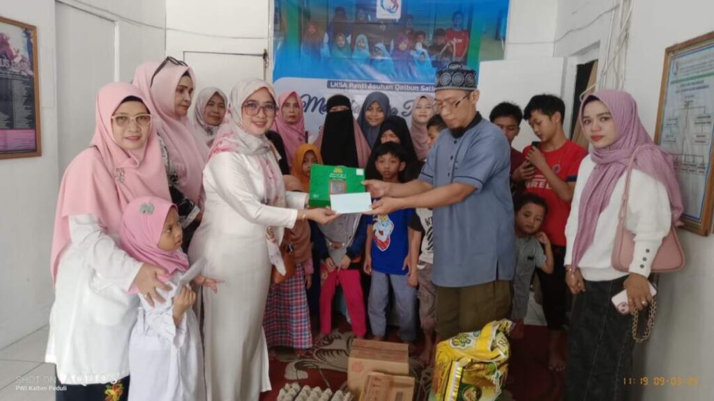 Penyerahan donasi dari anggota IKWI Kaltim diserahkan Erni Wahyuni diterima Mediyatma Pratama pengasuh LKSA Qolbun Salim Jalan KS Tubun Samarinda.