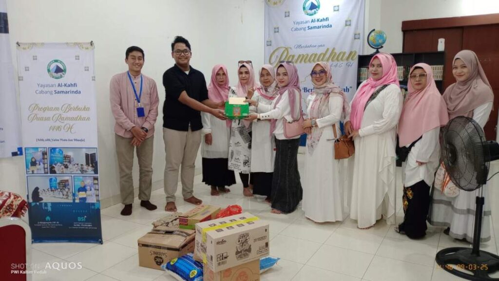 Ketua IKWI Kaltim Astriani Abdurrahman Amin saat menyerahkan donasi dari anggota IKWI Kaltim diterima Aldi pengurus Yayasan Al Kahfi Cabang Samarinda.