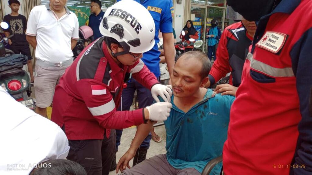 Riyan, Helper truk box saat dibersihkan luka-luka oleh relawan medis.
