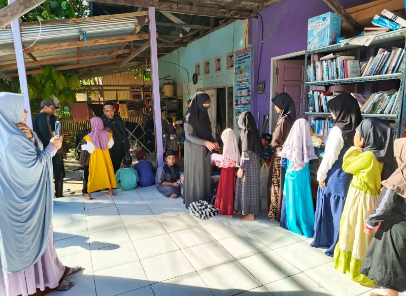 Rina, perwakilan IKA SMADA saat menyerahkan takjil di Rumah Quran Ridho Ilahi Samarinda