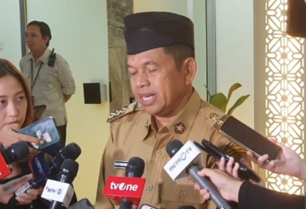 Kang Dedi Mulyadi langsung ditanya wartawan soal julukan “Gubernur Konten.”