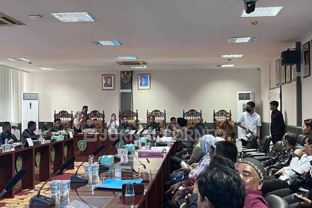 Suasana saat mediasi berlangsung yang menghadirkan masyarakat, pihak perusahaan, pemerintah dan DPRD PPU (foto: jalia)