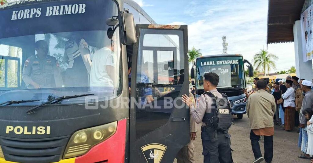CJH naik bus untuk menuju ke Bandara Rahadi Oesman Ketapang - Agus Jb