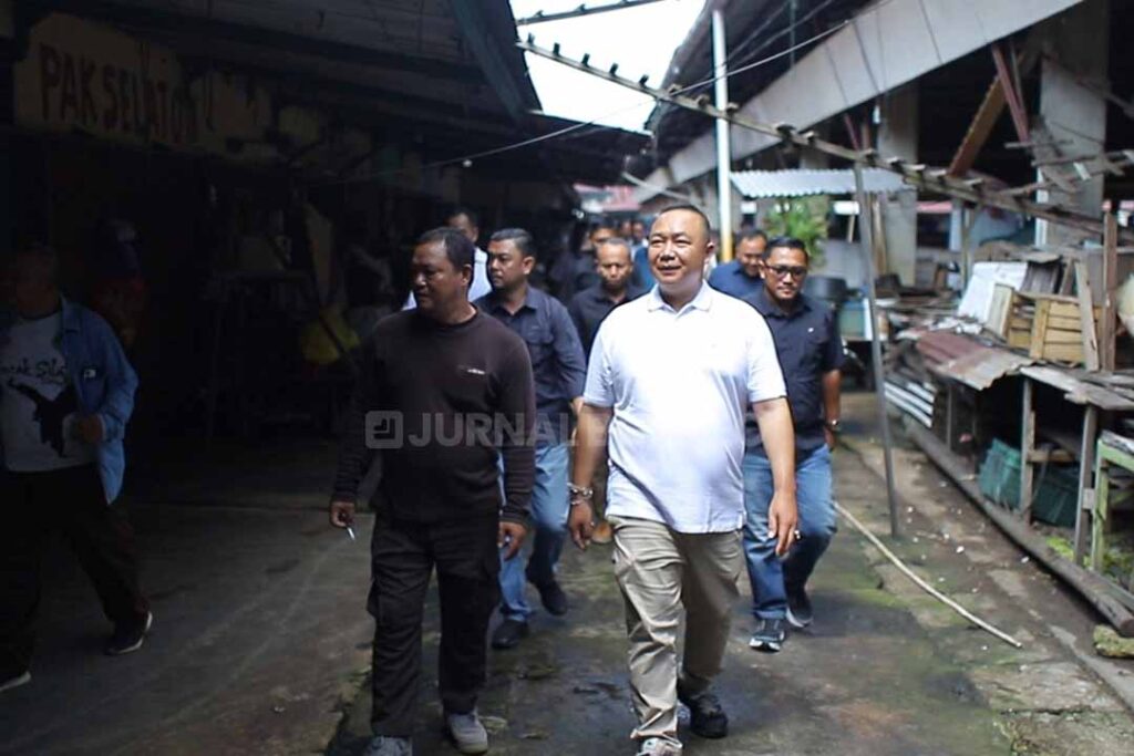 Bupati Ketapang Alexander Wilyo saat mengunjungi Pasar Rangga Sentap - Agus Jb