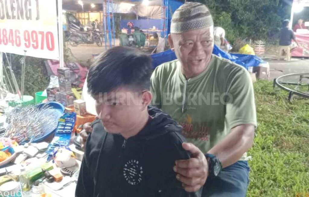 Ilham melayani langsung pelanggan terapi kesehatan.